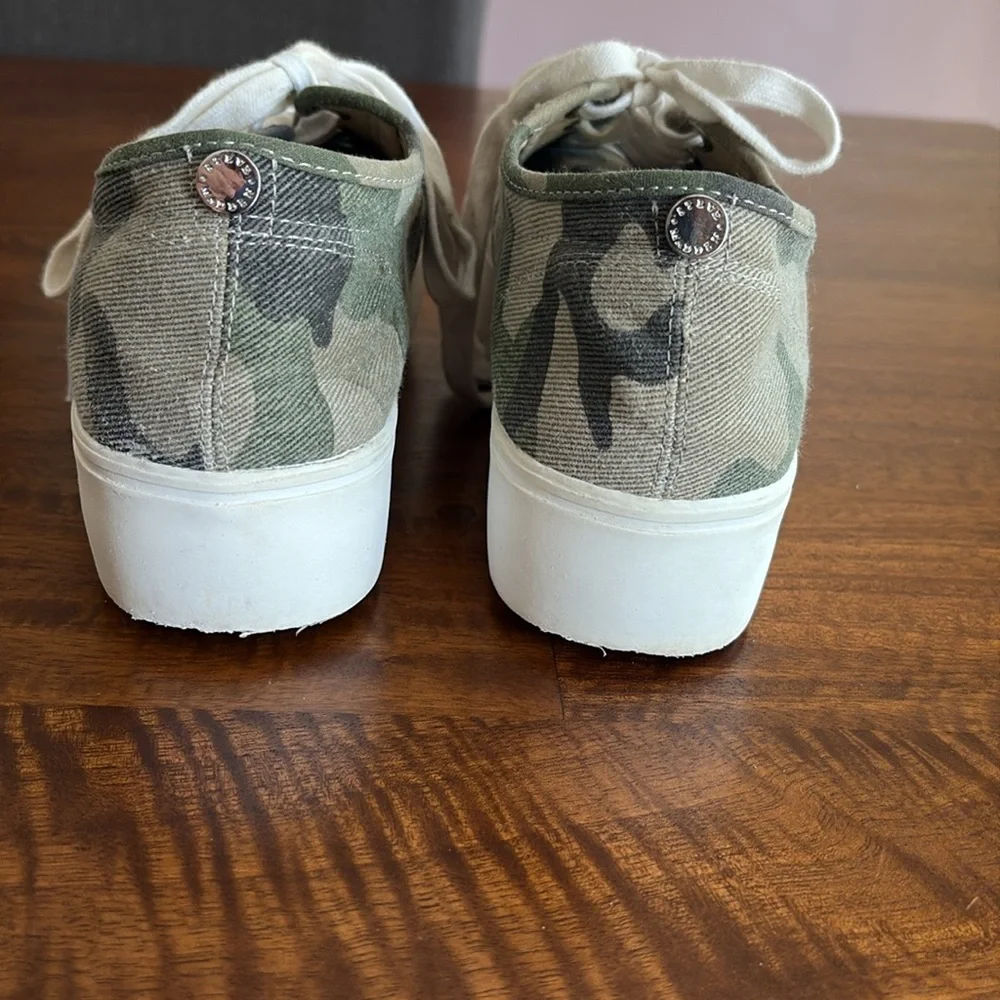 Steve Madden Emmi Camo Print Platform Sneakers - Picture 4 of 9